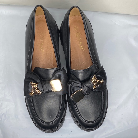 Elegant Black Loafers with Gold Accents - Picture 3 of 11